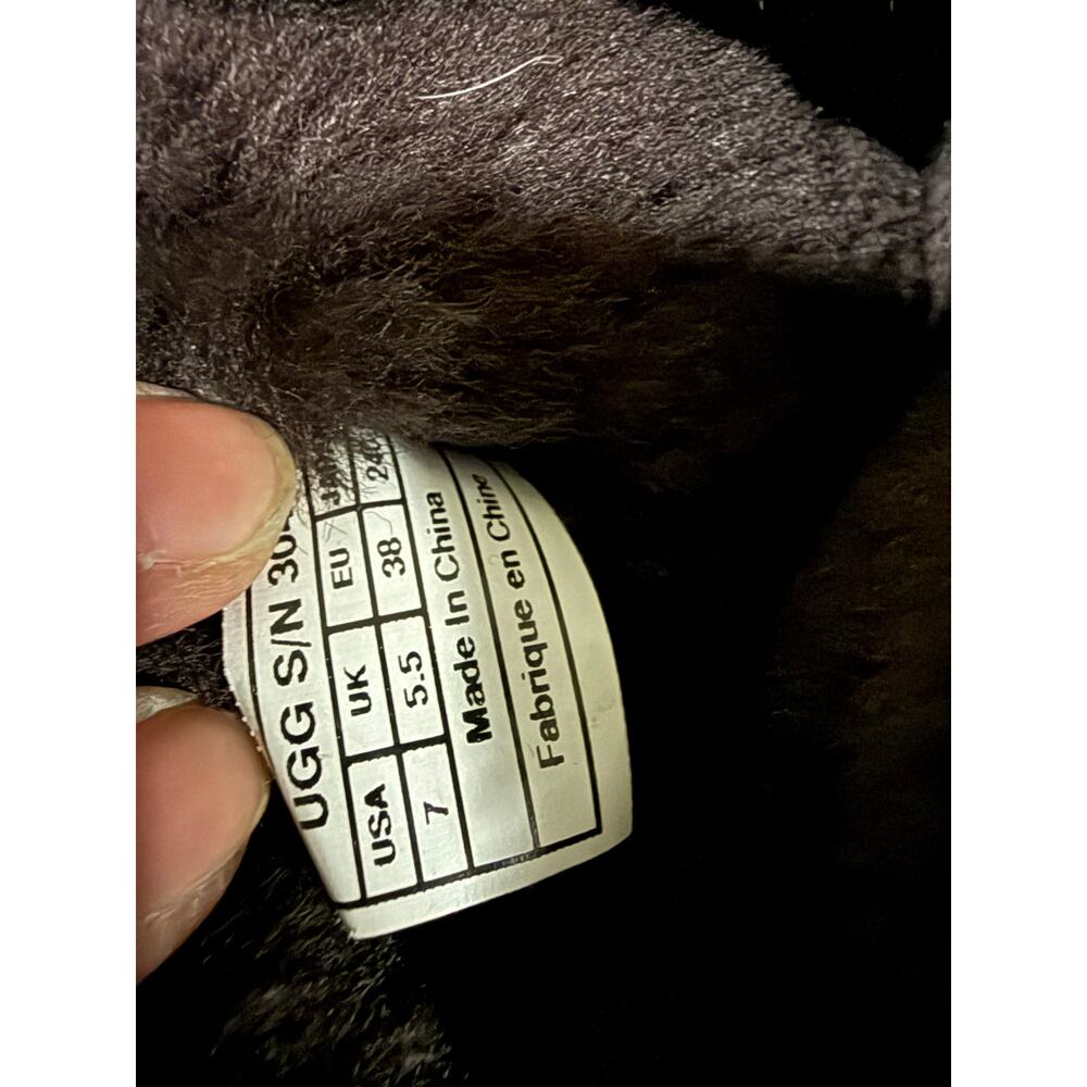 Women’s US 7 suede leather upper sheepskin lining, and blown rubber sole. - Picture 12 of 16
